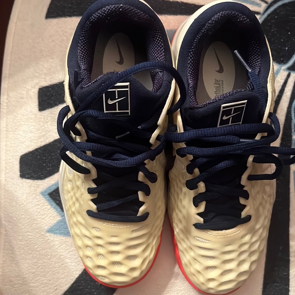 Nike Zoom Cage 3 - 918199-100 Women’s Tenn’s Sneakers size 6.5. White/Blue.